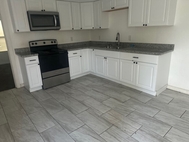 Photo - 726 W 6th St