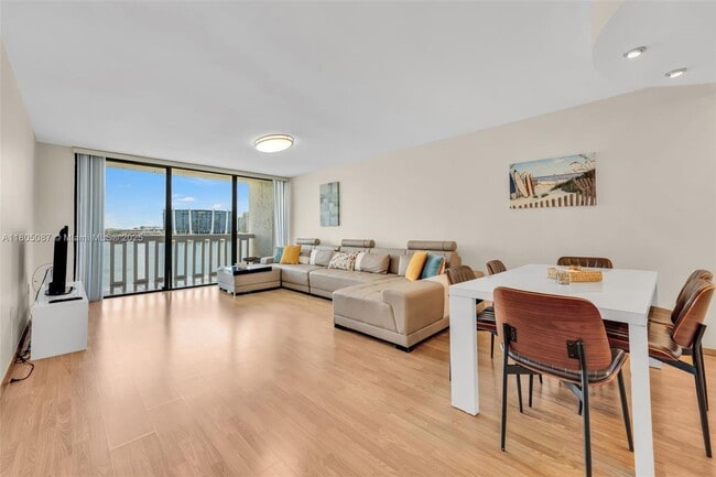 Photo - 17900 N Bay Rd Unidad 603 Rental