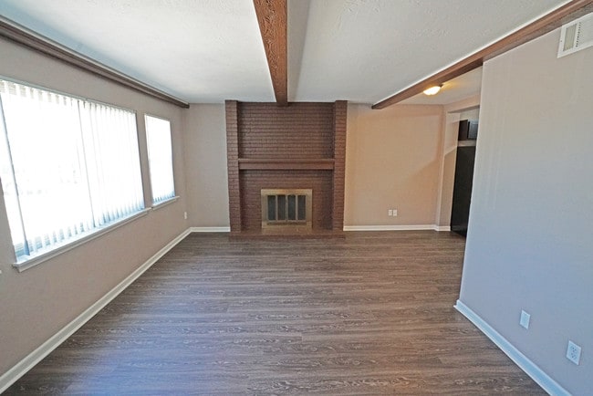 1BR, 1BA - 752SF - Deluxe Living and Dining Room - Vintage at 50th