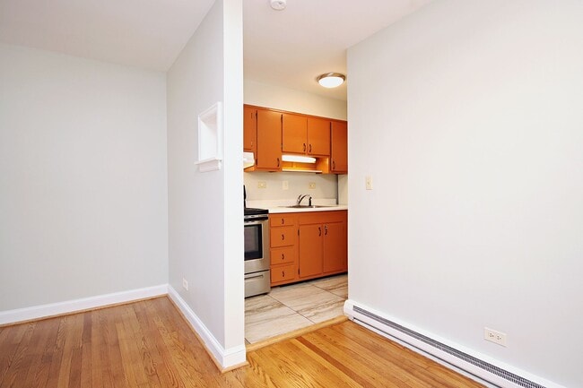 Photo - Student-Friendly Ground-Level Apartment Ne... Unit Ivy Rd 2114 #11