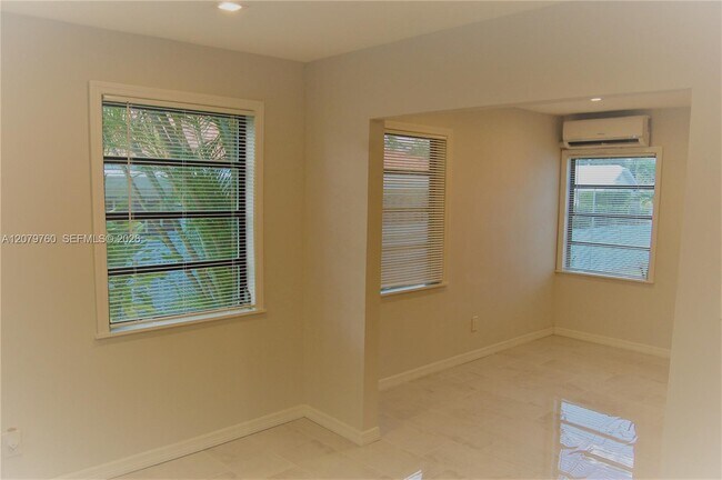 2140 SW 25th St Unit 2140