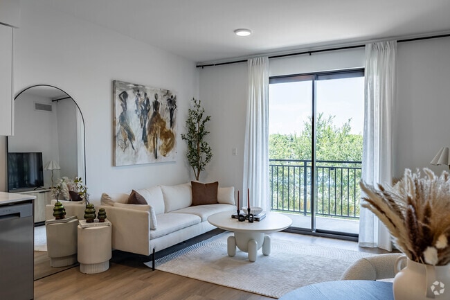 A1 1BR, 1BA - 670SF - Living Room