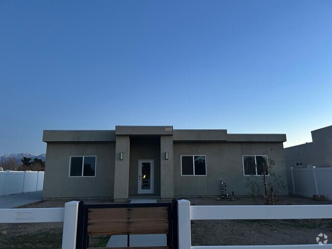 Building Photo - 3 Bedroom 2 Bathroom Single Home with Gara...