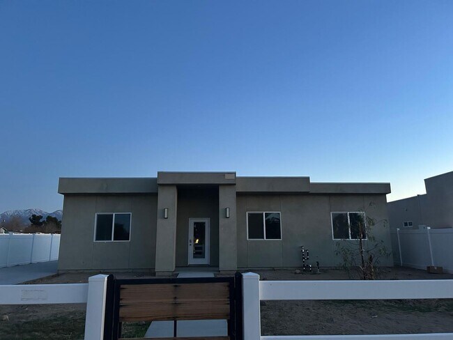 3 Bedroom 2 Bathroom Single Home with Gara... - 3 Bedroom 2 Bathroom Single Home with Gara...