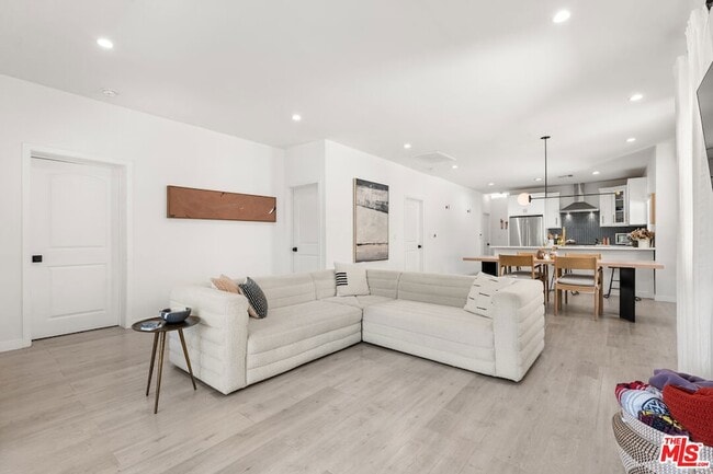 Photo - 1231 W 49th St