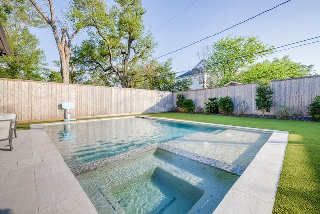 Photo - 907 W 43rd St