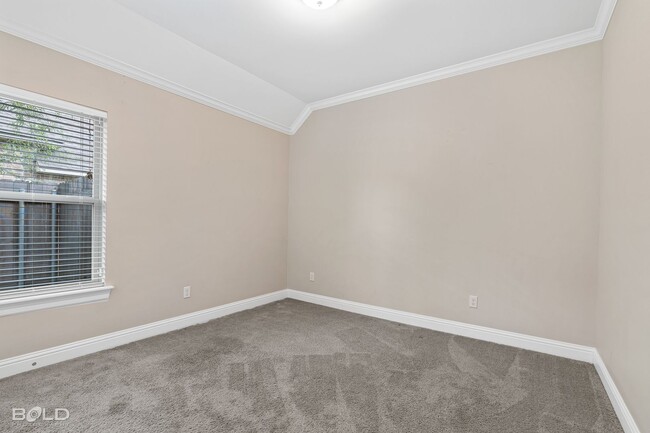 Photo - 619 Labarre Ln