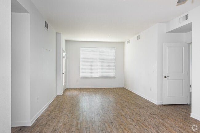 2 habitaciones, 2 baños - 1140 pies cuadrados - The Valencia - Sala de estar - Portola at SouthGlenn