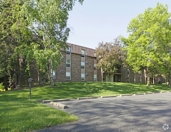 Cedarwood West Apartments For Rent in West Saint Paul, MN