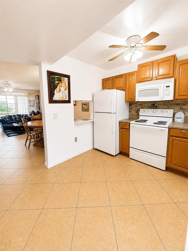 Building Photo - 8220 Sunrise Lakes Blvd Unit 309