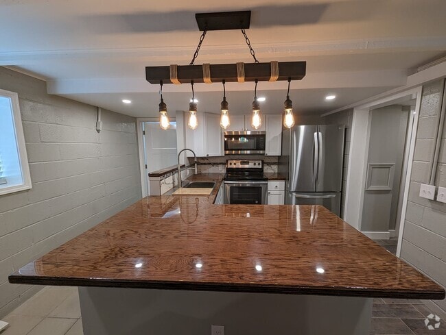 Building Photo - 329 1/2 S Hocker Ave Unit R Rental
