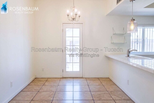 Photo - 1143 E 12th St