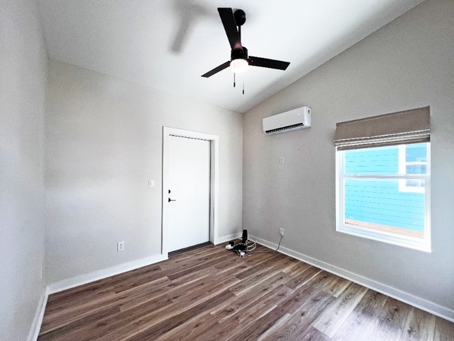 Photo - 2351 W Market St Unidad 106 Landry Circle