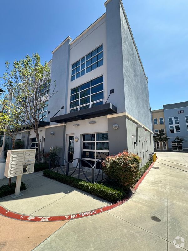 Building Photo - 716 N Santiago St Rental