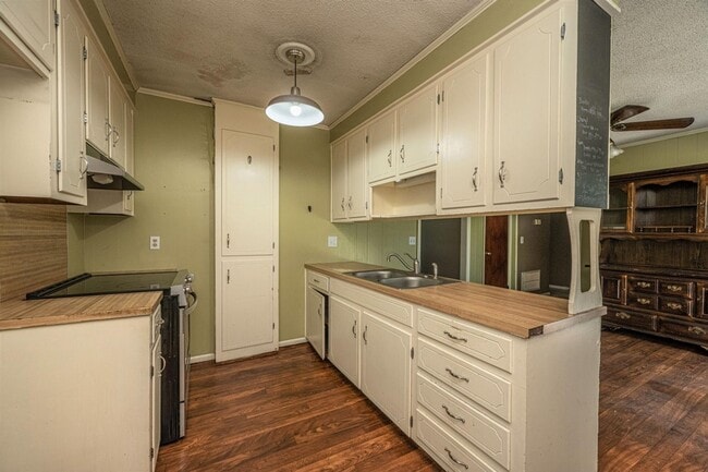 Photo - Charming 4 bedroom home with large yard