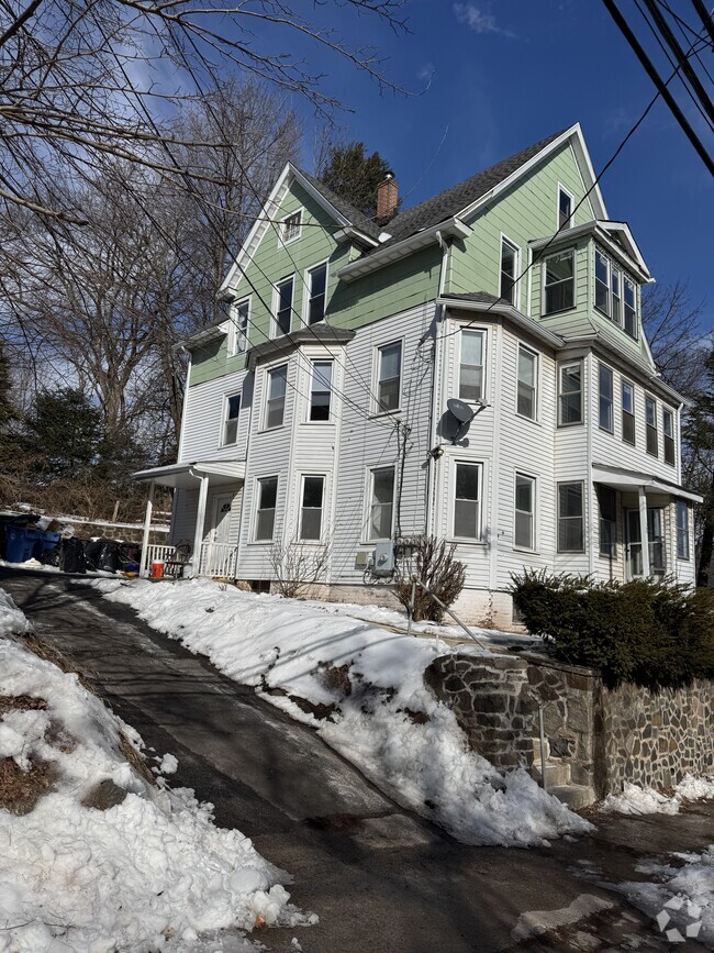 Building Photo - 128 Pleasant St Rental