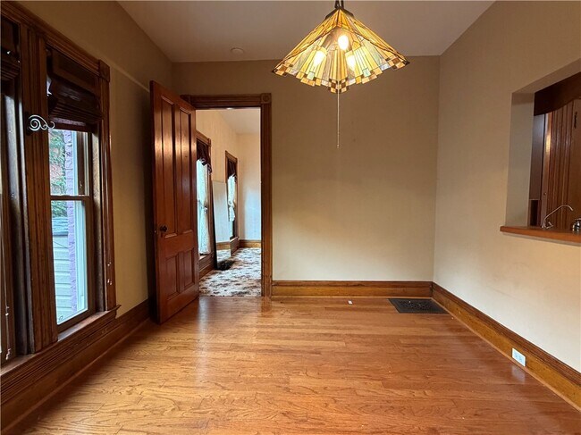 Photo - 301 W Clinton St
