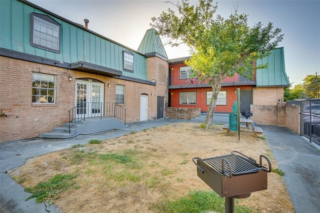 Building Photo - 307 E 31st St Unit 106