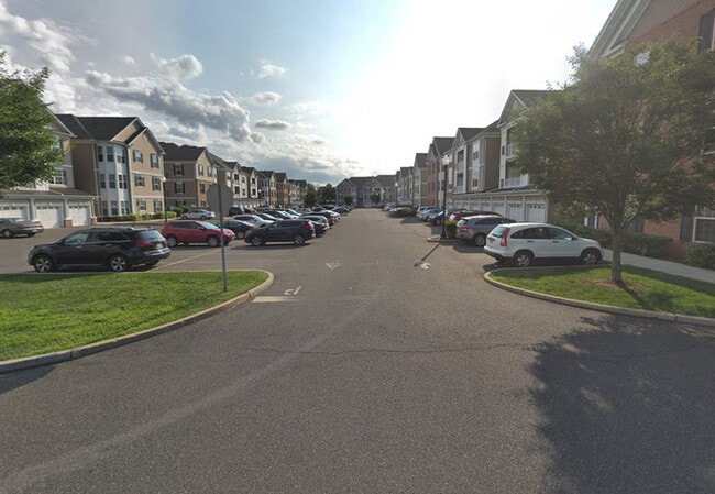 Building Photo - Recently Painted - 2 Bdrm Large Condo Edis... Unit 24