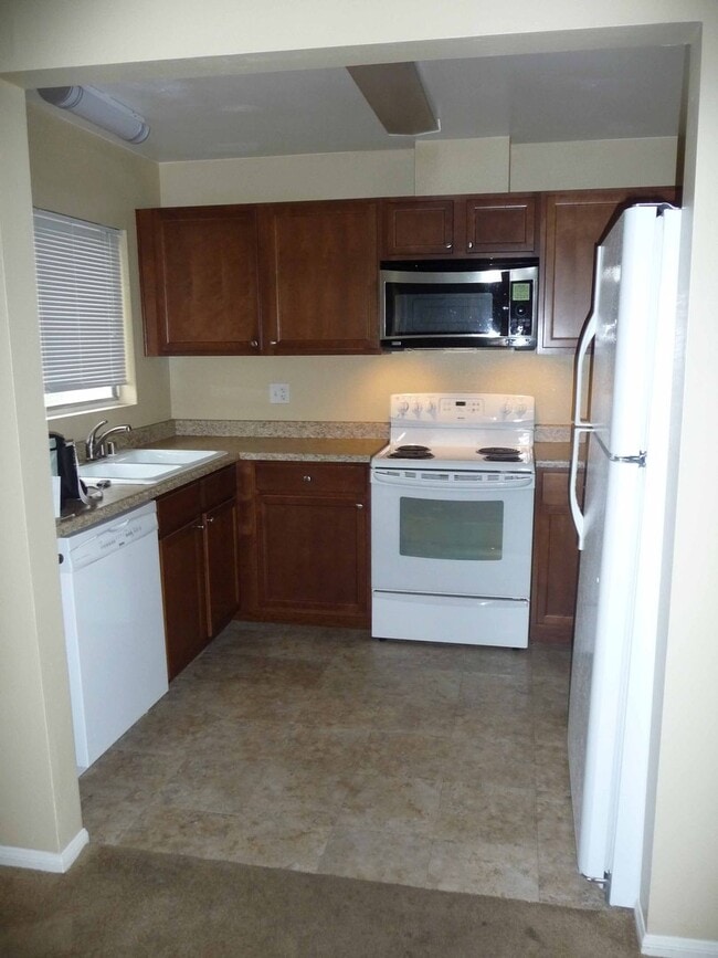 Building Photo - $500 MOVE IN SPECIAL! Large 2 Bedroom, 2 Bath Condo - Walk to Mission Bay!