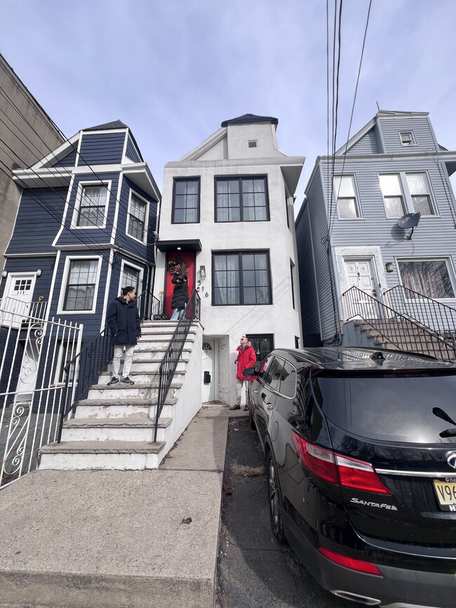 Building Photo - 316 2nd St Unit B