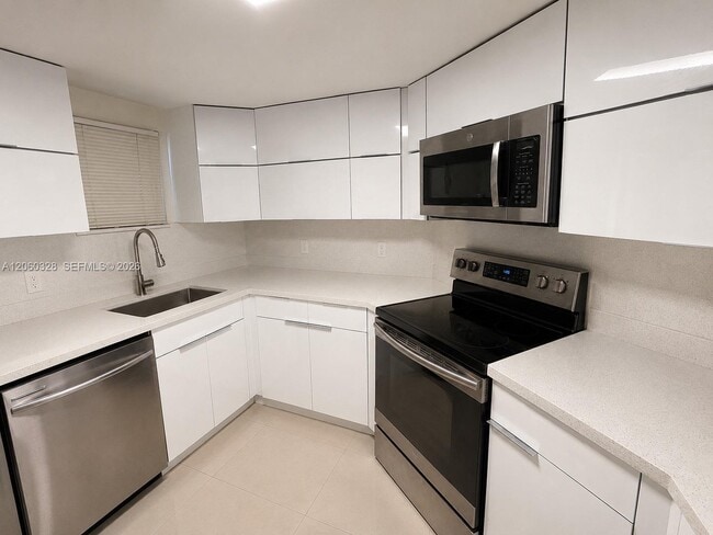 Building Photo - 8255 Lake Dr Unit 107