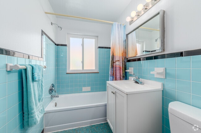 1BR, 1BA - 684SF - Bathroom