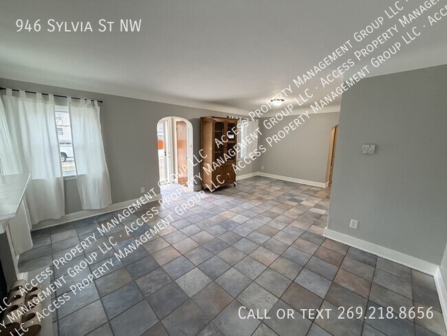 Photo - 946 Sylvia St NW
