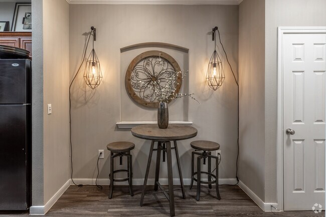 2BR, 2BA - 974SF - Dining Room