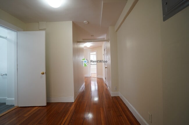 Building Photo - 7 Mt Hood Rd Unit B