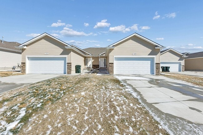 Building Photo - 4-Bedroom Townhome Near Village Pointe!!