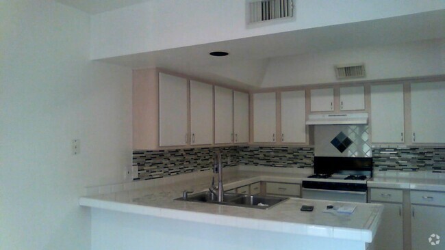 Building Photo - Non age restricted townhome available V...