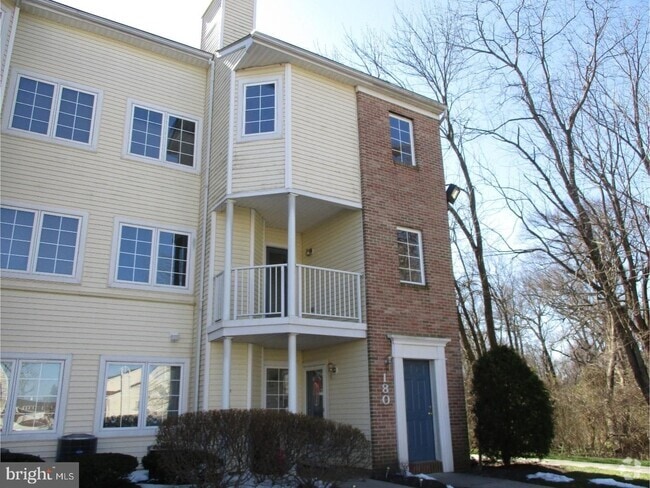Building Photo - Crestwood 2 bed + Loft Large Condo Availab...