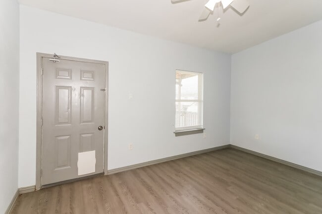 Building Photo - 724 17th St