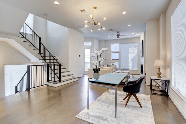 Photo - 902 Roy St