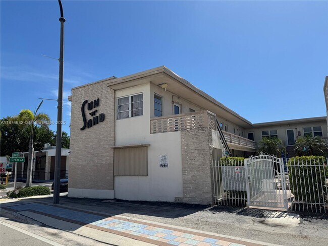 Building Photo - 1315 N Ocean Dr Unit 102 Rental