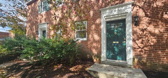 Building Photo - Spacious 2-bedroom townhouse on beautifully landscaped grounds.