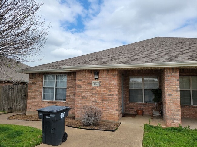 Building Photo - College Station - 3 bedroom / 2 bath duplex with fenced in yard and washer / dryer included