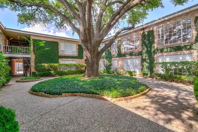 Building Photo - 2101 Fountain View Dr Unit B