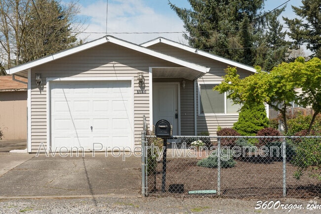 Building Photo - 7305 SE Harney St Rental