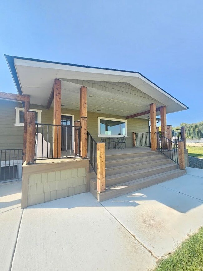 Building Photo - Country Living in Melba - Multi-Generation...