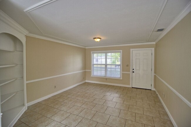 Photo - 323 Elm Dr