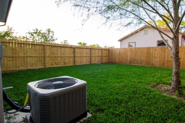 Building Photo - 2830 Mansfield St