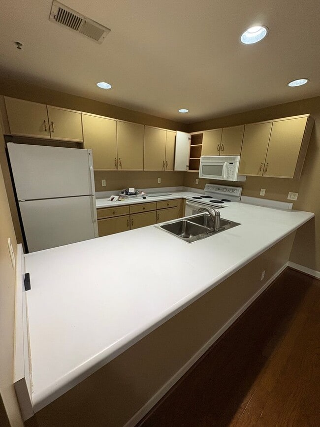 Photo - Plaza Pavilion 1 Bed / 1 Bath Condo | HOA w/Most Utilities Included | Garage Parking & Balcony Unit 403