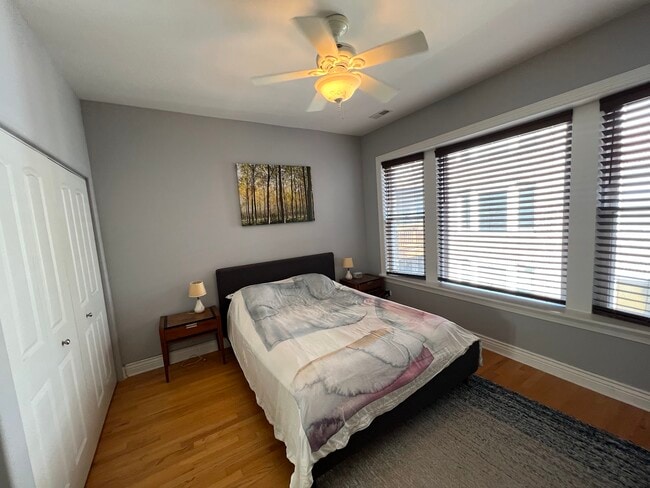 Primary bedroom - 7021 N Greenview Ave Unit 2N