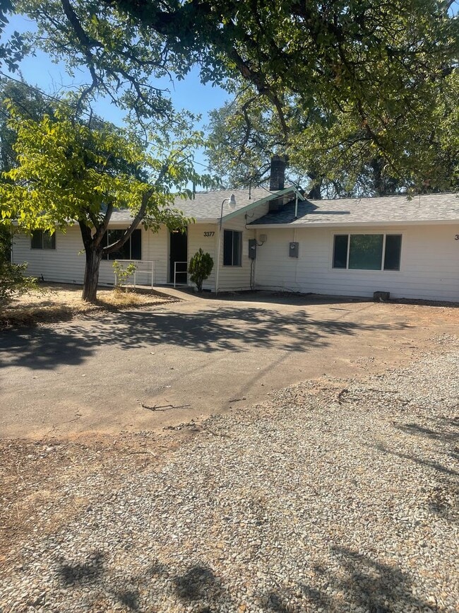 Building Photo - 3 BED 1 BATH HOUSE WITH A FENCED BACKYARD