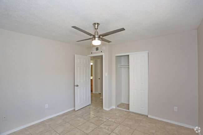 2BR, 1BA - 765 SF