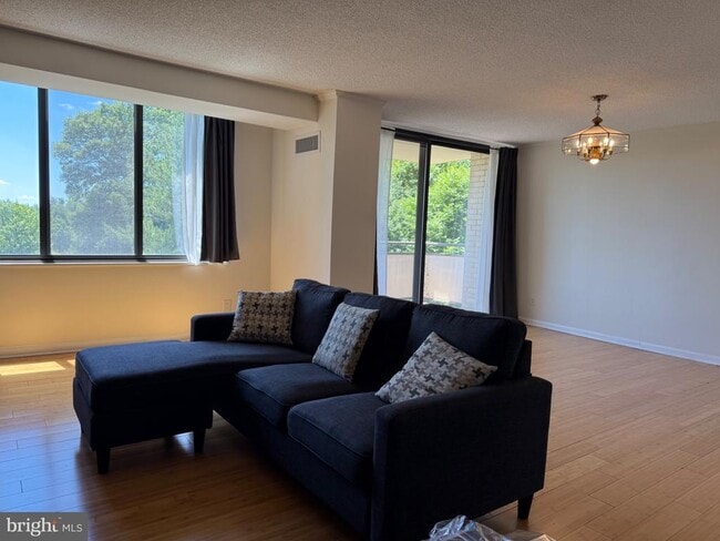 Building Photo - 5225 Pooks Hill Rd Unit 708S