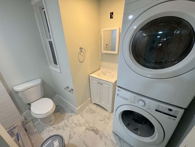 Photo - 454 E 6th St