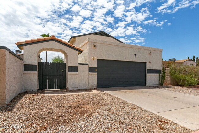 Photo - 619 E Jensen St